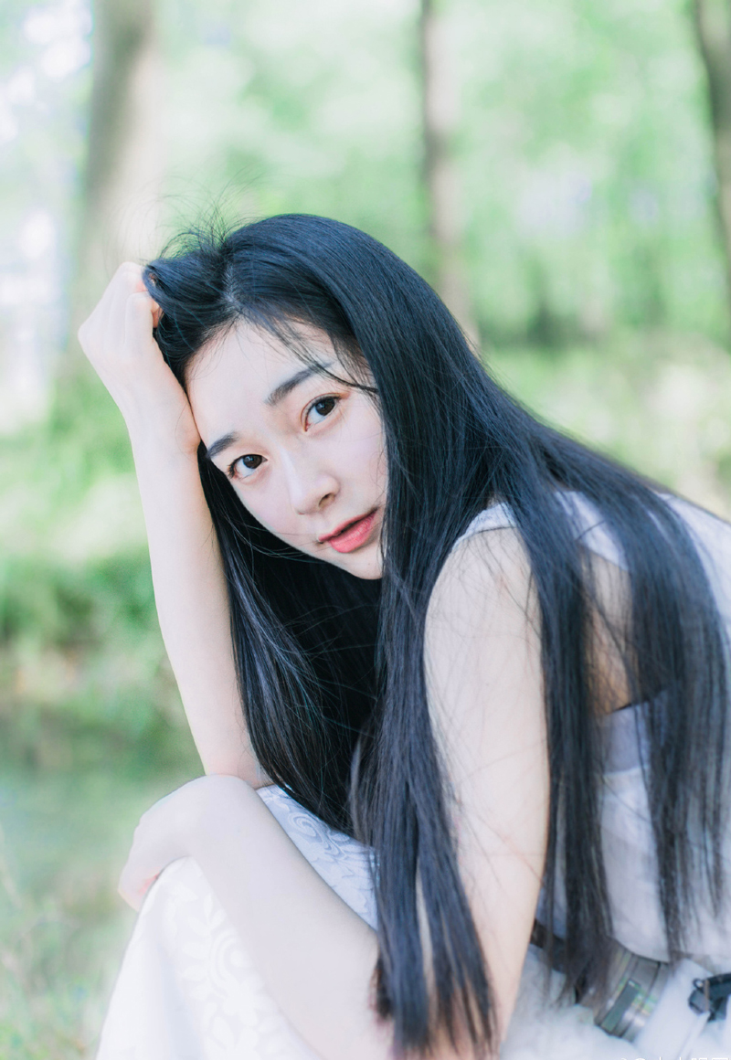 刘璋也跟着从里面出来，闻言脸色不禁一黑，任谁被以前的手下指着鼻子骂心里面也不会好受，当下皱眉怒道：“叛主之贼，我自问待你不薄，就算政略有误，如今益州已破，你为何还要纠缠不休？”